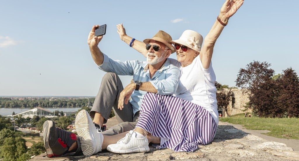 couple de retraité prenant un selfie en plein soleil